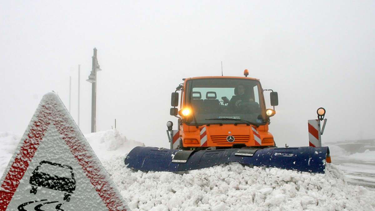 Thüringen: Schneeverwehungen und festhängende Laster behindern Verkehr