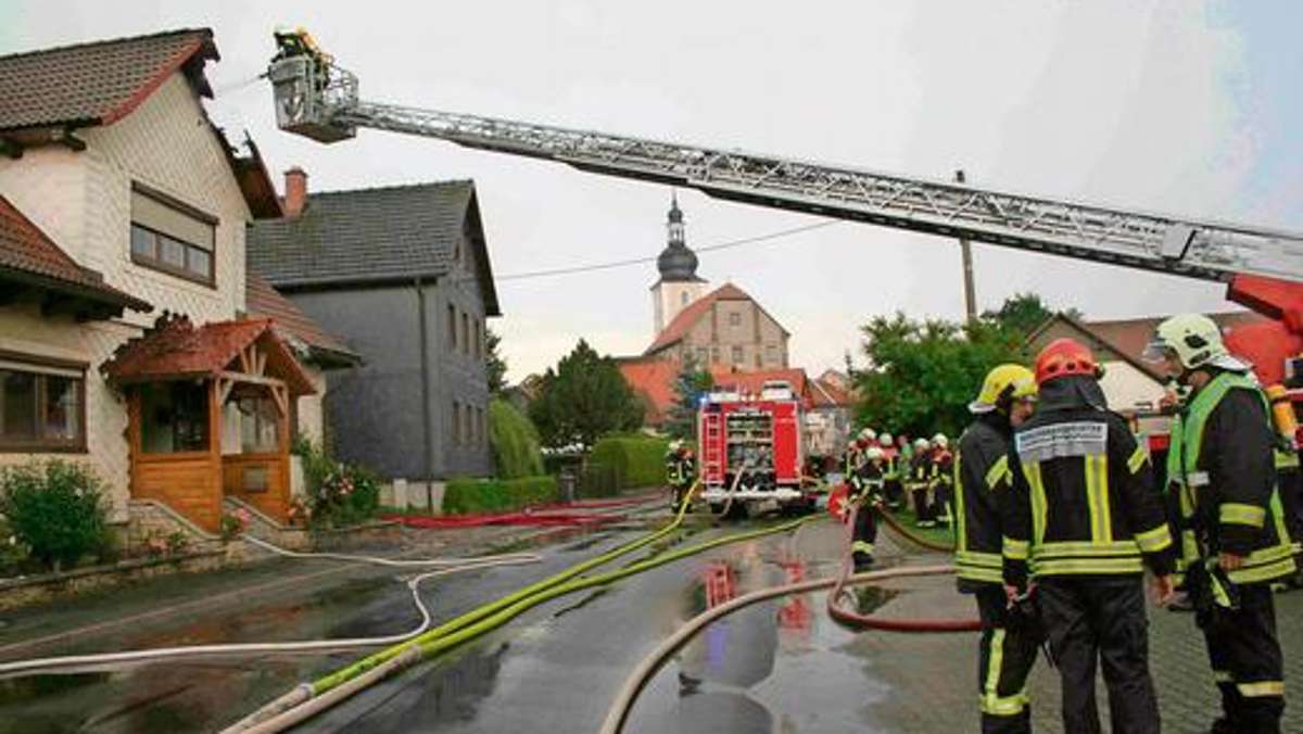 Hildburghausen: Blitz setzt Dachstuhl in Eishausen in Brand