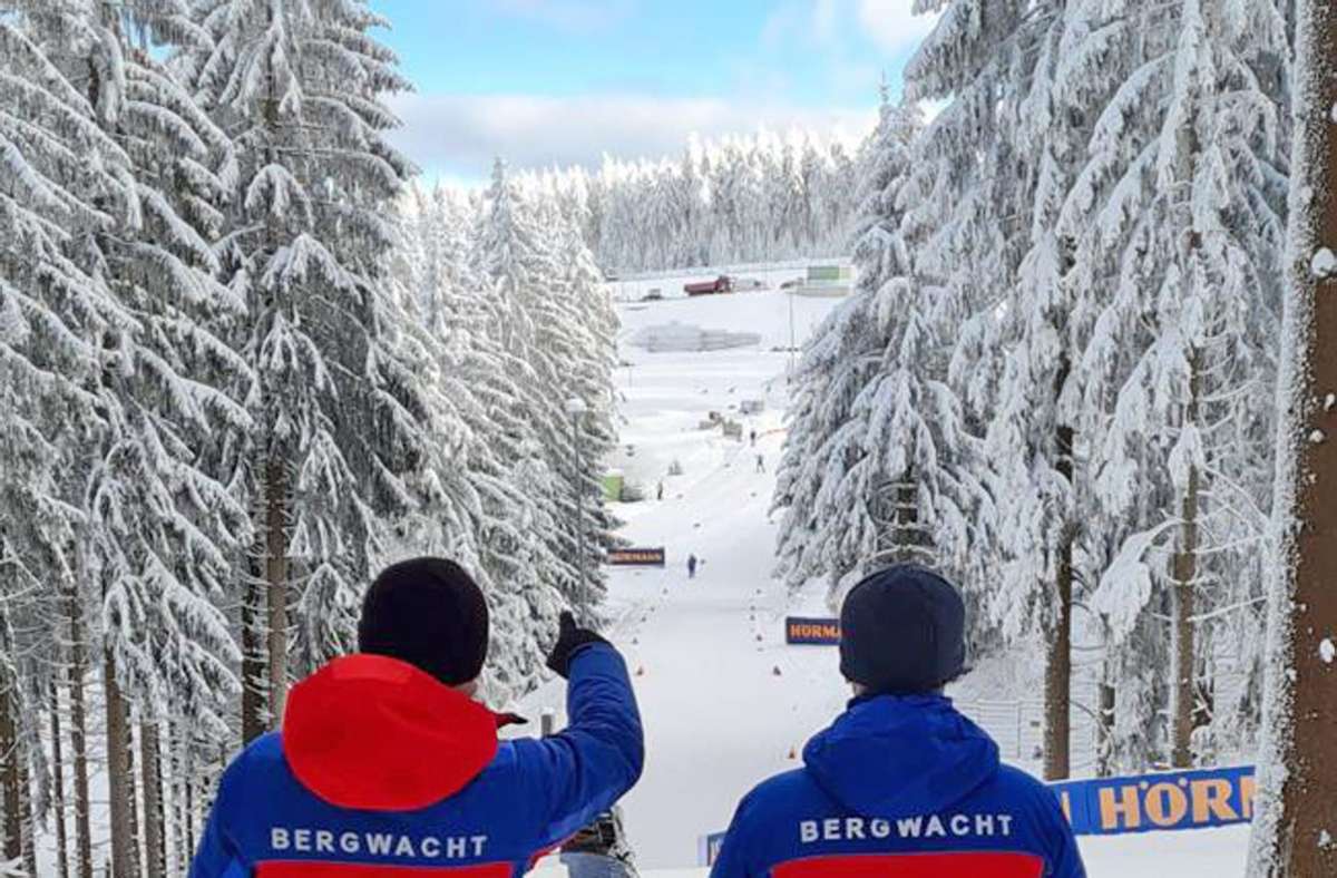 Allein im Winterwald standen die Bergwachtler beim  Biathlon-Weltcup 2021 in Oberhof. Foto: Bergwacht