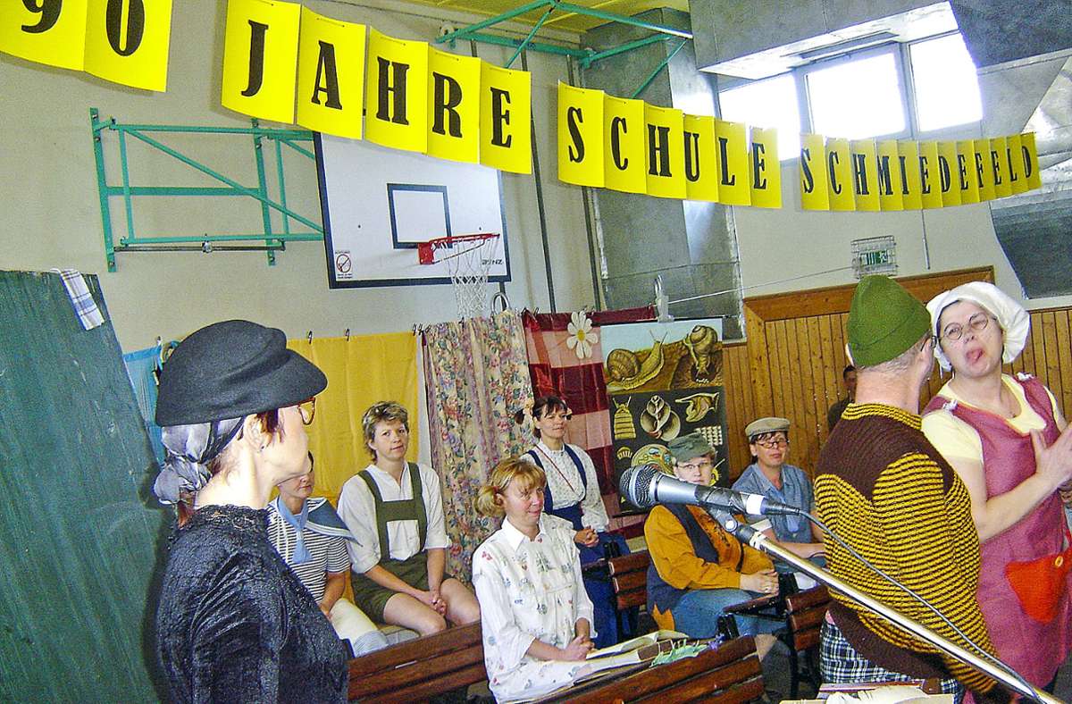 Zur Feier 90 Jahre Schmiedefelder Schule 2010 hatte die damalige Theatergruppe Szenen aus den Anfangsjahren aufgeführt. Foto: Marina Hube