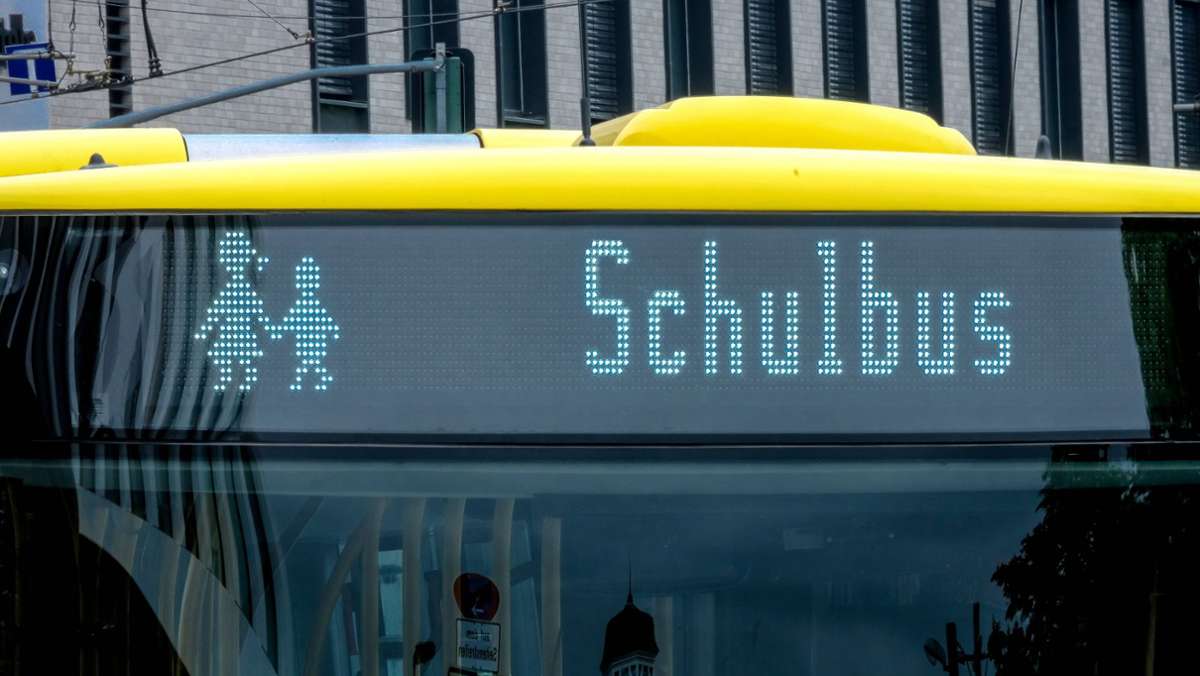 Kreis Hildburghausen: Laster streift Schulbus und flüchtet