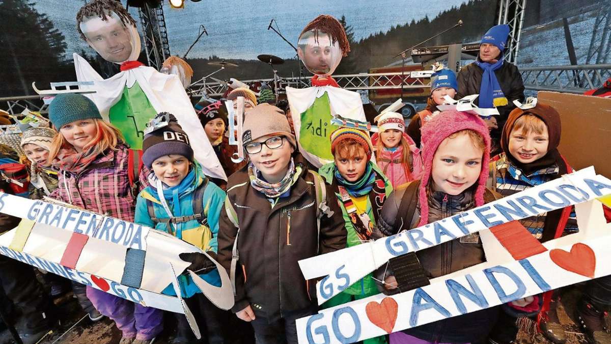 Oberhof: Rennrodel-Weltcup: Die einen helfen, die anderen feiern