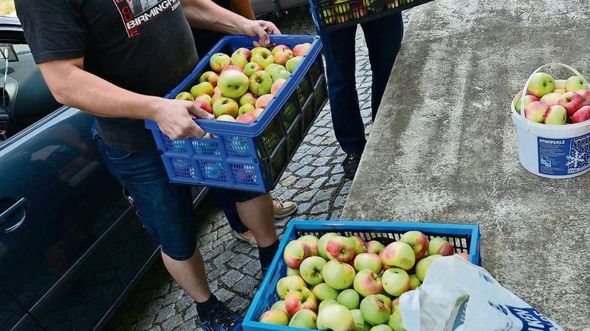 Sonneberg/Neuhaus: Kisten-Stau an der Apfel-Rampe in Steinach