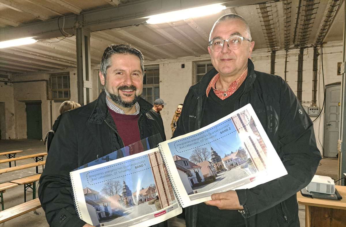 Bürgermeister Michael Brodführer und Planer Andreas Reich präsentieren das Energiekonzept für Schweina. Foto: Marie-Luise Otto
