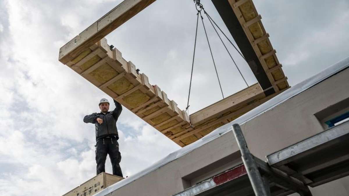Thüringen: Mobiler Kran stürzt mit Stahlbetonplatte auf zwei Häuser