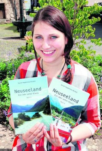 Srah Magdalena Nickel zeigt ihre zwei Neuseeland-Bücher. 	Foto: fotoart-af.de Quelle: Unbekannt