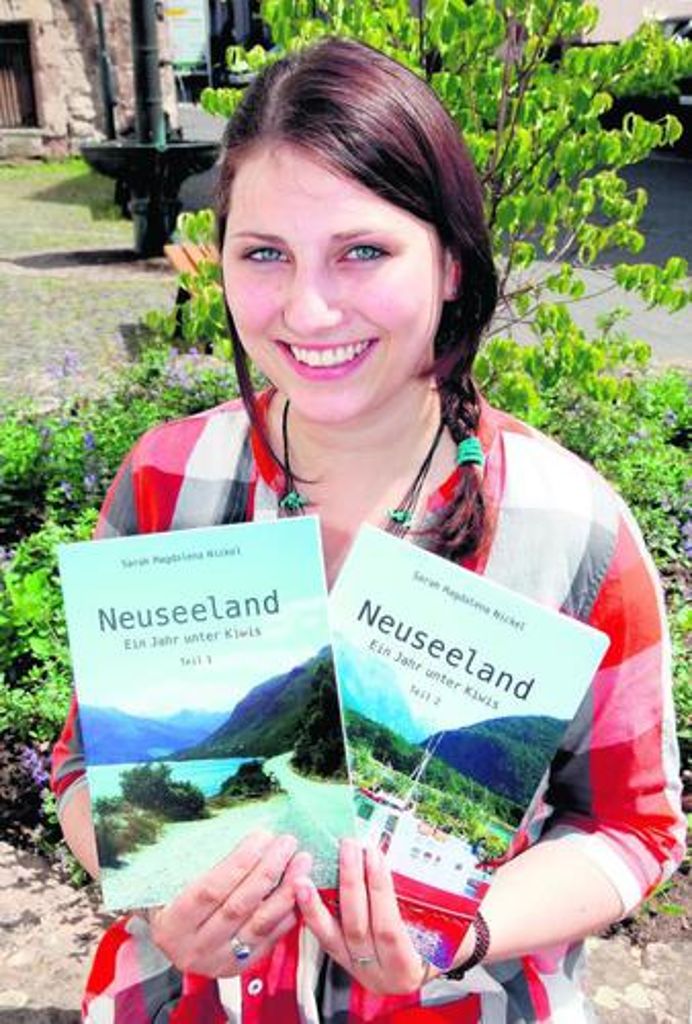Srah Magdalena Nickel zeigt ihre zwei Neuseeland-Bücher. 	Foto: fotoart-af.de Quelle: Unbekannt