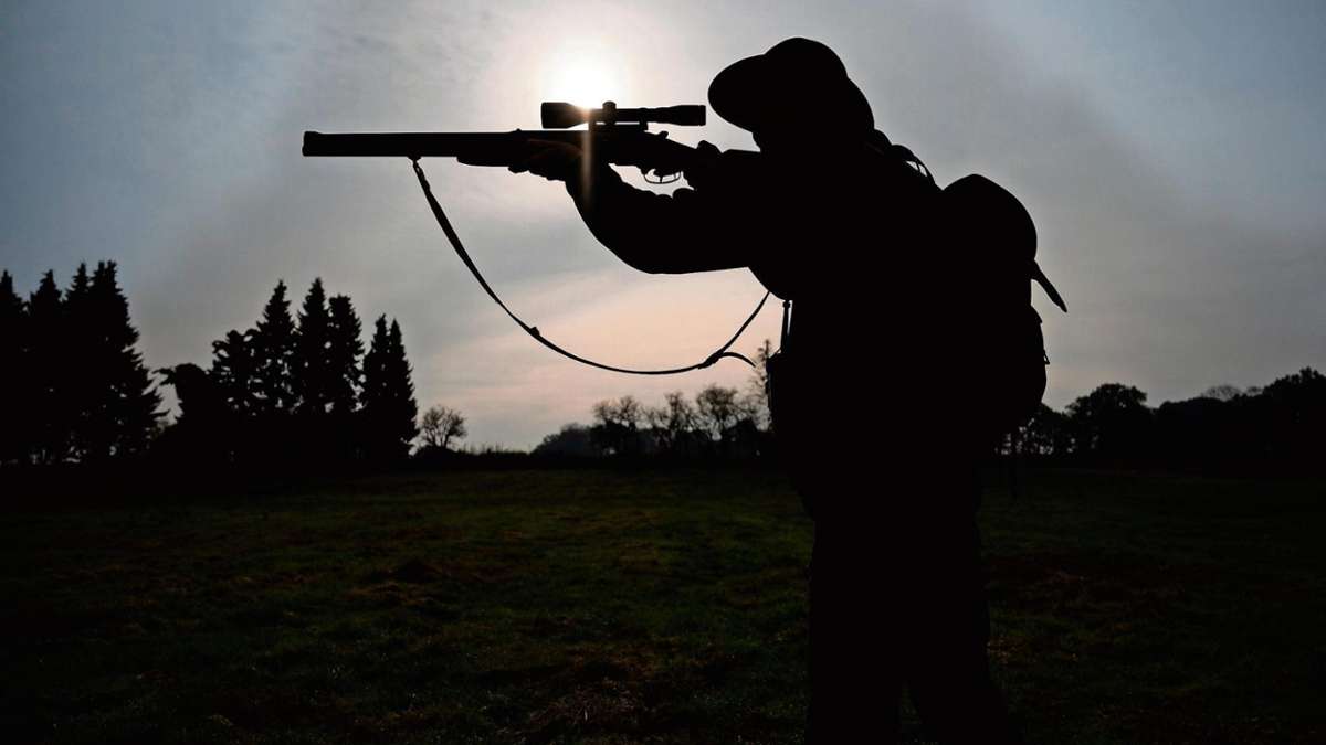 Thüringen: Jagdunfall: Schuss löst sich aus Waffe, Jäger am Ohr verletzt