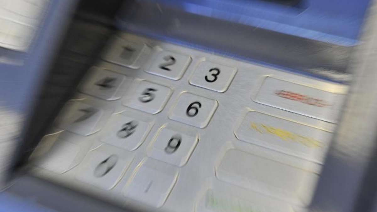 Ilmenau: Lauter Knall: Geldautomaten gesprengt - Täter auf der Flucht