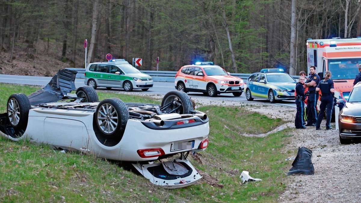 Ebern/Untermerzbach: Cabrio überschlägt sich: Fahrer und Kind verletzt