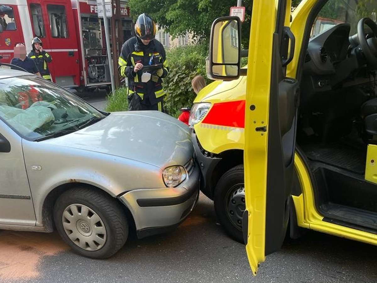 Kollision mit Rettungswagen in Hildburghausen
