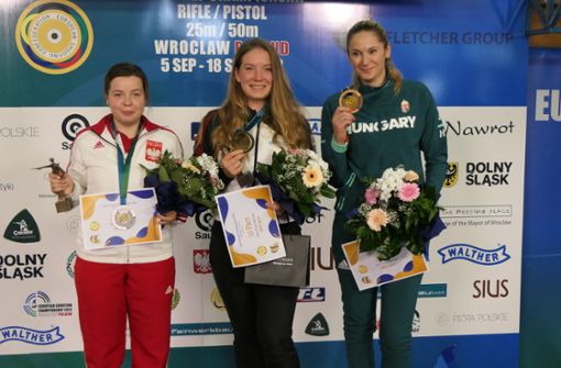 Glücklich mit Gold: Doreen Vennekamp, eingerahmt bei der Siegerehrung  von der  Polin Klaudia Bres (2./links) und Renata Sike aus Ungarn. Foto: DSB