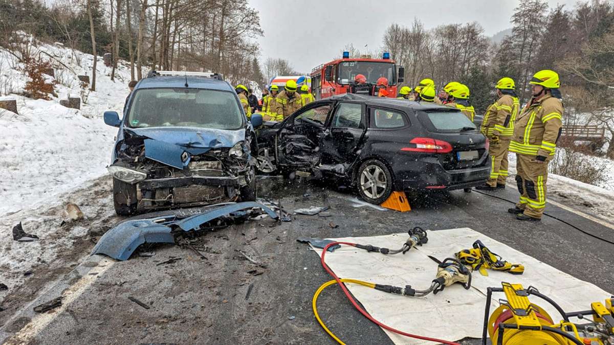 Alkohol und Sommerreifen: Unfall bei Möhrenbach: Feuerwehr muss Fahrer befreien