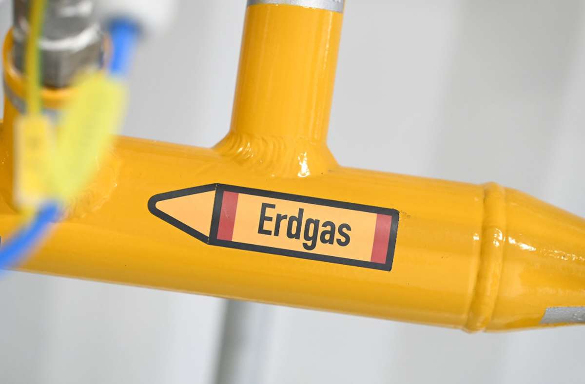 Der Hinweis Erdgas ist an einem Rohr in einem Verteilzentrum im baden-württembergischen Öhringen angebracht. Foto: dpa/Bernd Weißbrod