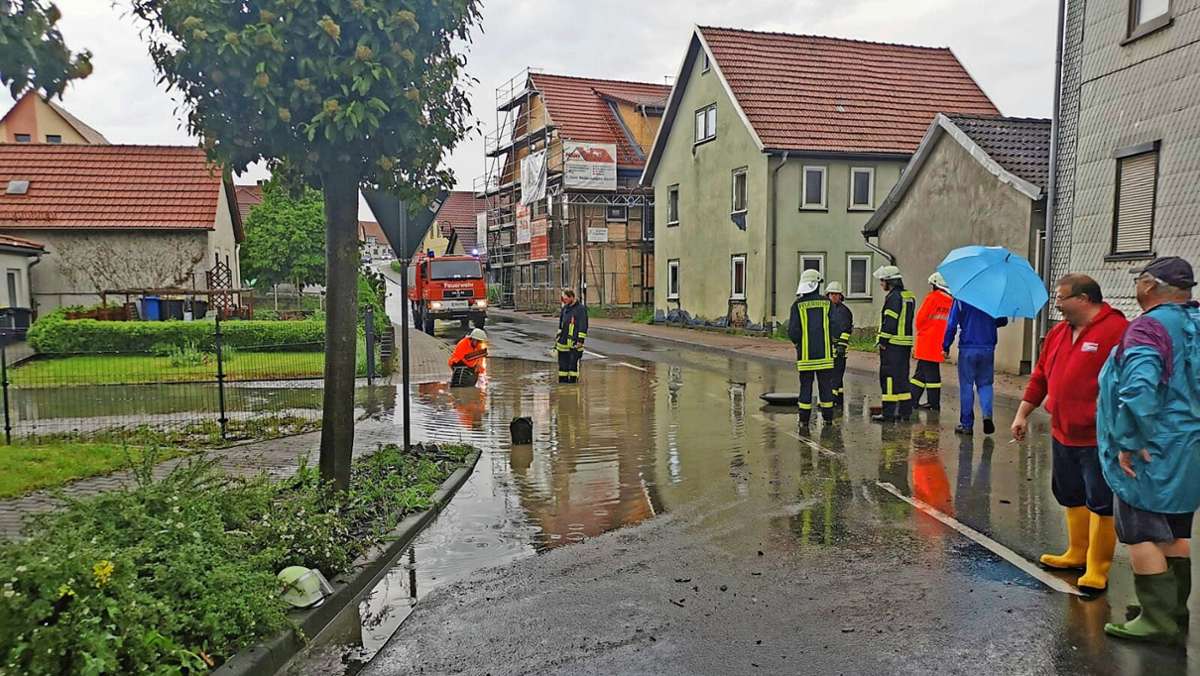 Kaltensundheim/Frankenheim: Straßen, Keller  und Baustelle unter Wasser