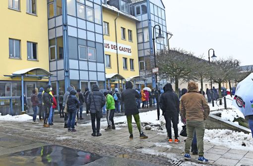 Die Warteschlange Anfang Dezember  vorm Neuhäuser Kulturhaus. Foto:  