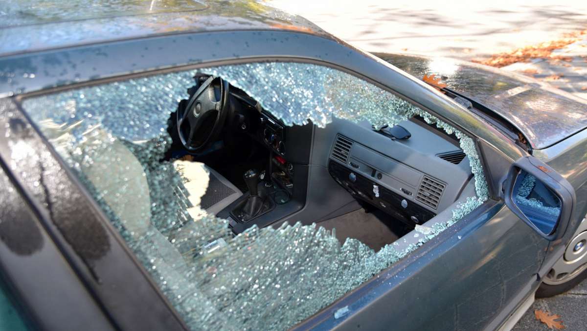 Dieb schlägt Autoscheibe ein: Beute lohnt den Schaden nicht