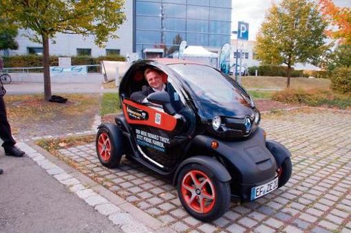Elektromobilität erleben: Frank Schnellhardt, Konsortialführer im Forschungsprojekt Smart-Mobility, testete gestern einen der Elektroflitzer, den Thüringer Autohändler zum Projektstart bereitgestellt hatten. Foto: jol