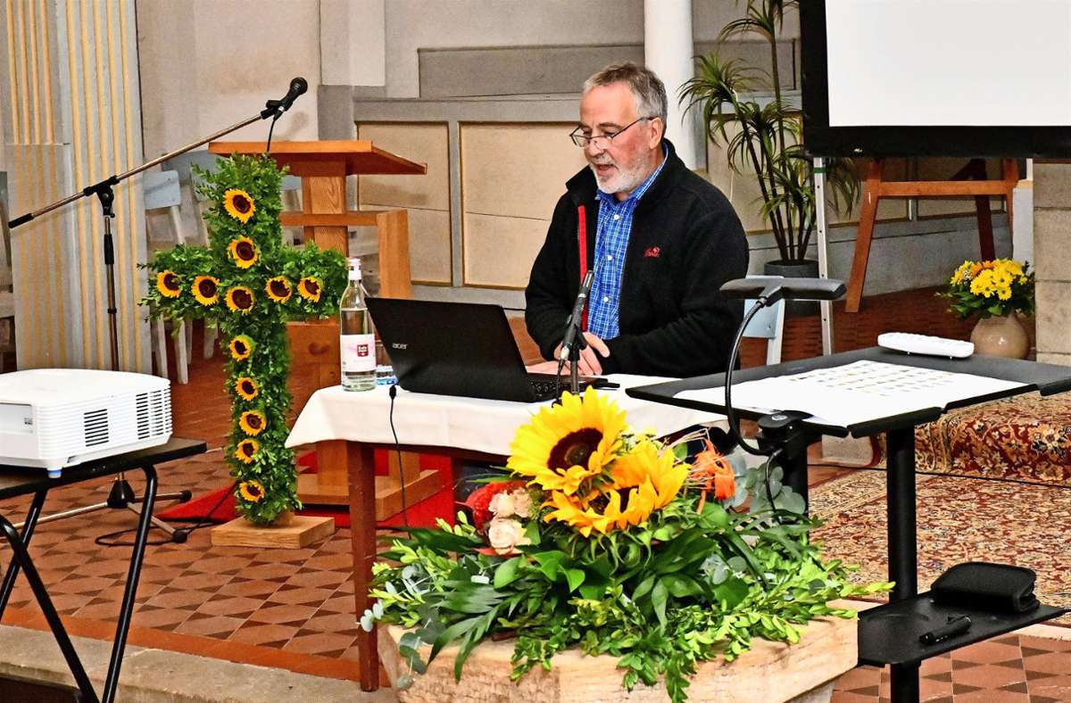 Viele Details, Daten, Namen, Projekte hatte Pfarrer Bodo Dungs beim Chronikabend am Mittwoch mit den Gästen in der Kirche zu teilen. Foto: Karl-Wolfgang Fleißig