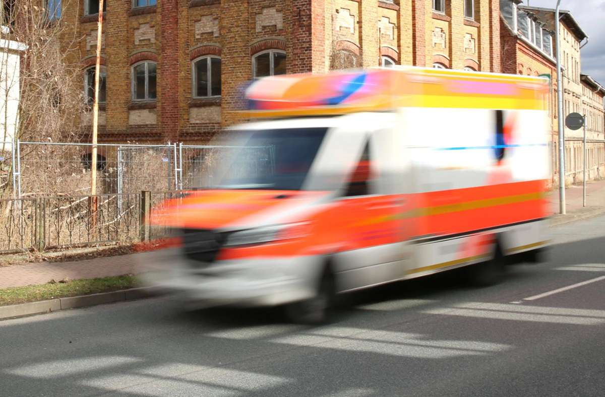 Ein Krankenwagen im Einsatz (Symbolfoto). Foto: IMAGO/BildFunkMV/IMAGO
