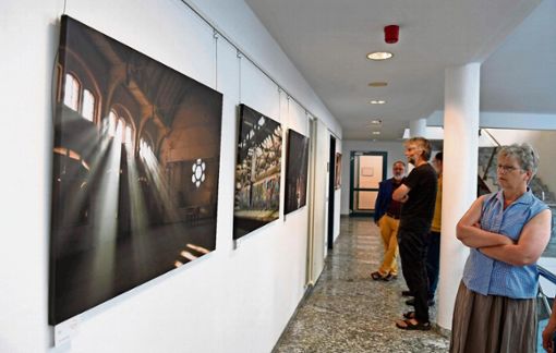 Besucher schauen sich die Ausstellung des Sonneberger Fotoclubs im Landratsamt an. "Lost Places" ist der Titel der Ausstellung. Foto: frankphoto.de Quelle: Unbekannt