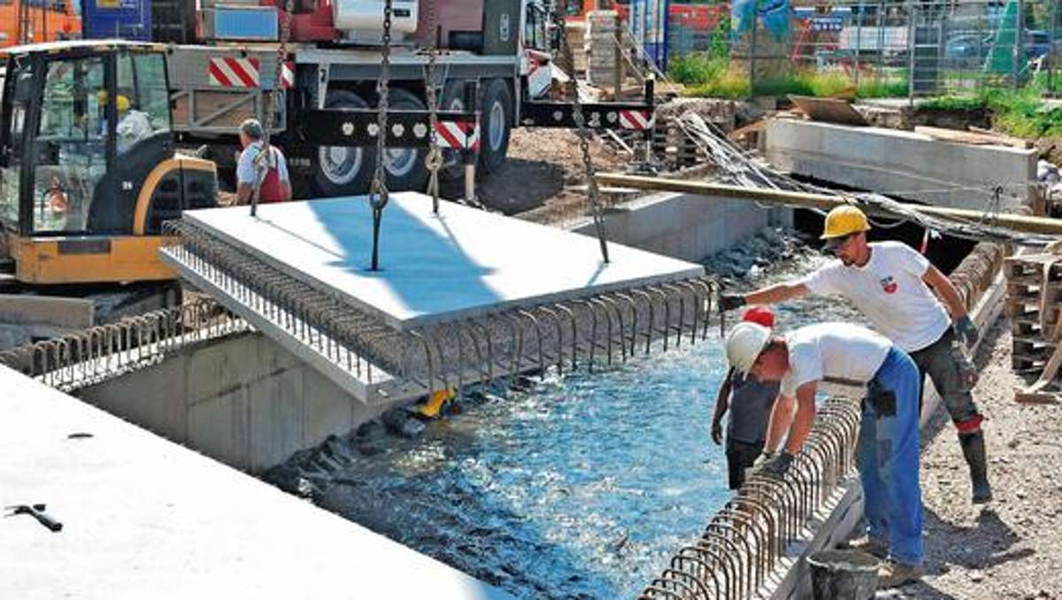 Zella-Mehlis: Brückenelemente wurden mit Riesenkran montiert