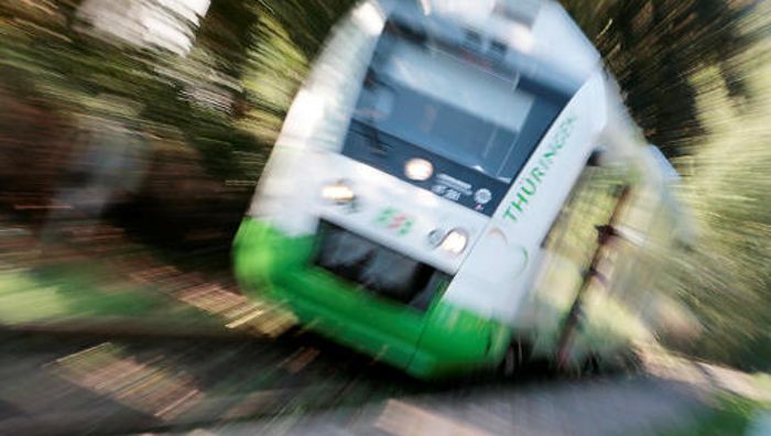 Südthüringen-Bahn: Gegenstand fliegt auf Frontscheibe
