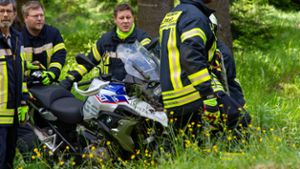 Motorradfahrer stürzt Abhang hinunter - schwer verletzt