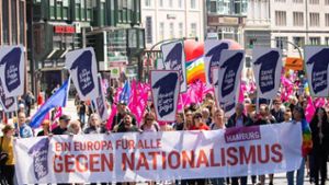 Viele Zehntausend demonstrieren gegen Nationalismus