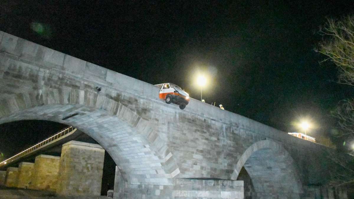 Steinerne Brücke in Regensburg: Kleinbus durchbricht Brückengeländer auf Wahrzeichen