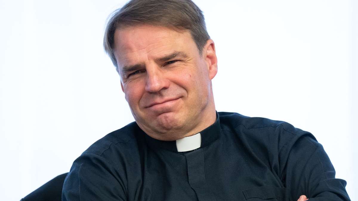 Youtube: Witz im Ostergottesdienst: Lachender Bischof geht viral