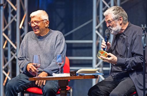 Landolf Scherzer (l.) und Hans-Dieter Schütt bei der Buchpremiere am Freitagabend in Suhl. Foto: Michael Reichel