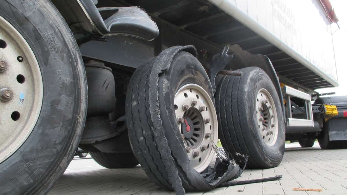 Unfall auf A 73: 14 kaputte Autos durch geplatzten Reifen