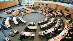 Landtag erwägt Einsatz von Plexiglas-Scheiben im Plenarsaal