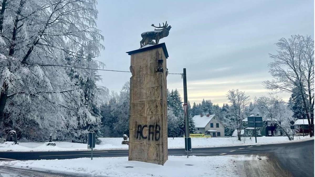 Graffiti in Frauenwald: Unbekannte verschandeln Denkmal