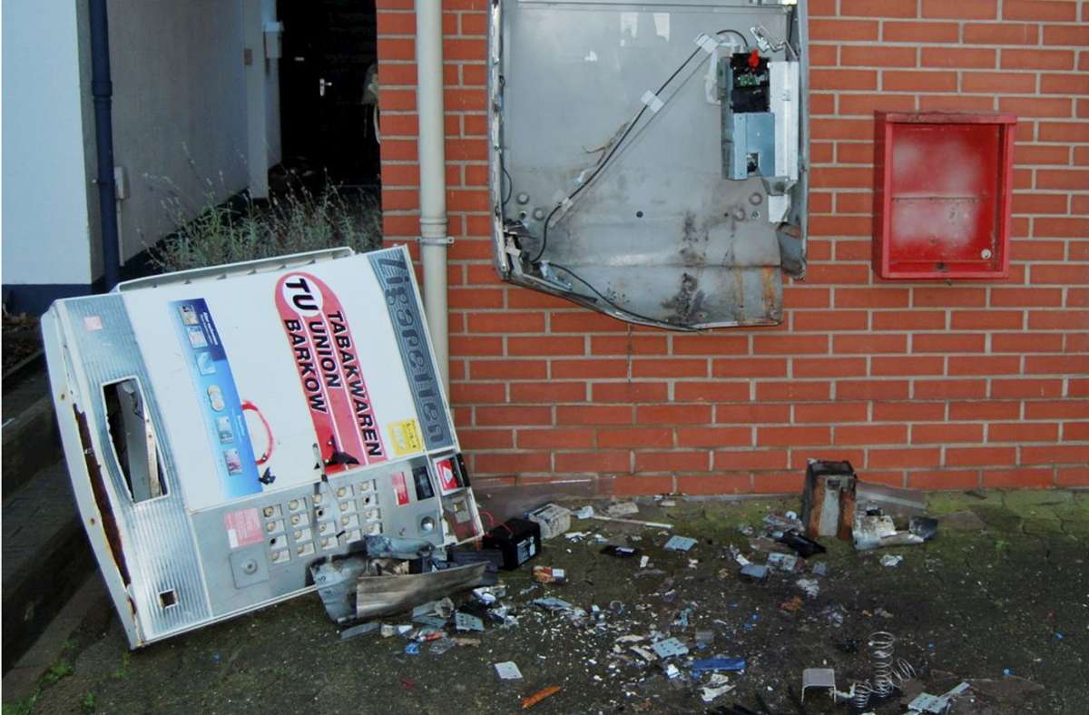 Ein aufgesprengter Zigarettenautomat (Symbolbild). Foto: picture alliance / dpa/Polizei Nienburg