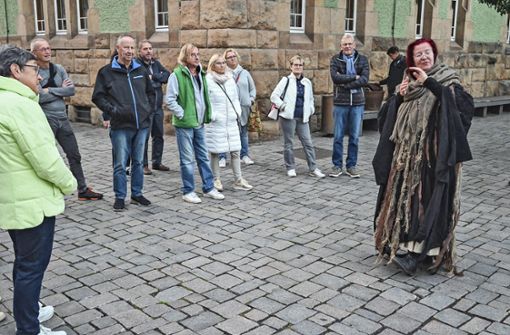 An dieser Stelle der Schmalkalder Sonderstadtführung spielte die Stadtführerin Susanne  Ehrhardt die Hexe Osanna Abe. Foto:  