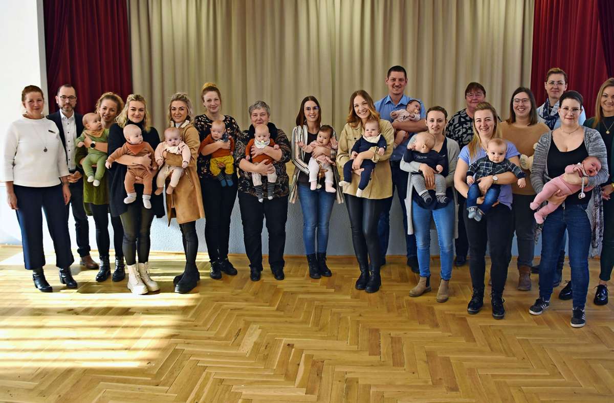 22 Kinder wurden im 2. Halbjahr 2022 in der Gemeinde Grabfeld geboren – nicht alle konnten aber am jüngsten Babyempfang in der Parkhalle Nordheim teilnehmen. Foto: Tino Hencl