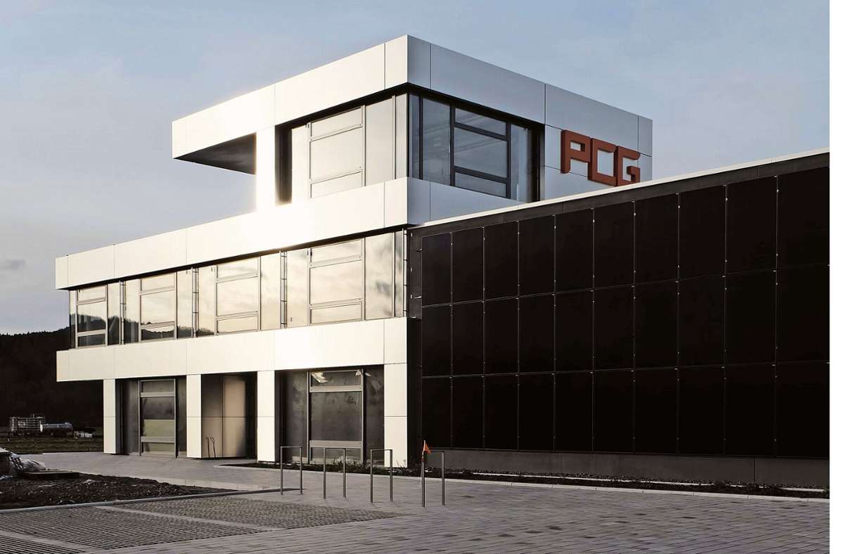 Die Fassade des Firmengebäudes soll die Identität der PCG GmbH widerspiegeln: Silber und Anthrazit, wie Hartmetall. Foto: /taktak