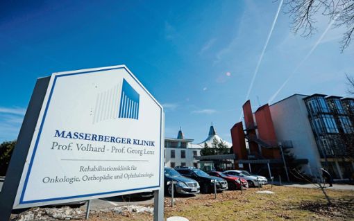 Gehören für viele untrennbar zusammen: Die Rehabilitationsklinik in Masserberg und das angrenzende Badehaus im Hintergrund. Foto: frankphoto.de Quelle: Unbekannt