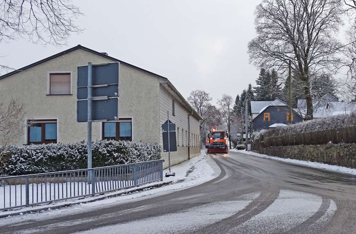 Ein Winterdienstfahrzeug des Landes räumte Donnerstagnachmittag die Durchfahrt von Gillersdorf in der Landgemeinde Großbreitenbach. Foto: /Foto: Thomas Klämt