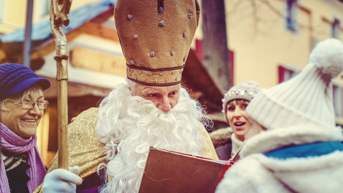 Der Nikolaus besucht die Kinder beispielsweise auf dem Weihnachtsmarkt.
