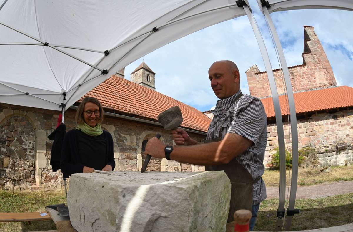 Das Behauen von Steinen nicht nur miterleben, sondern selbst Hand anlegen können die Besucher im Hennebergischen Museum Kloster Veßra: Volker Wagner zeigt wie es funktioniert, beobachtet von Maria Frendel.