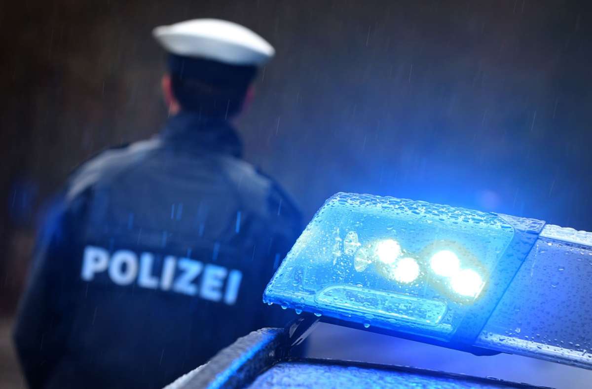 Eine junge Frau hat in Zella-Mehlis zwei Polizisten den Foto: picture alliance/dpa/Karl-Josef Hildenbrand