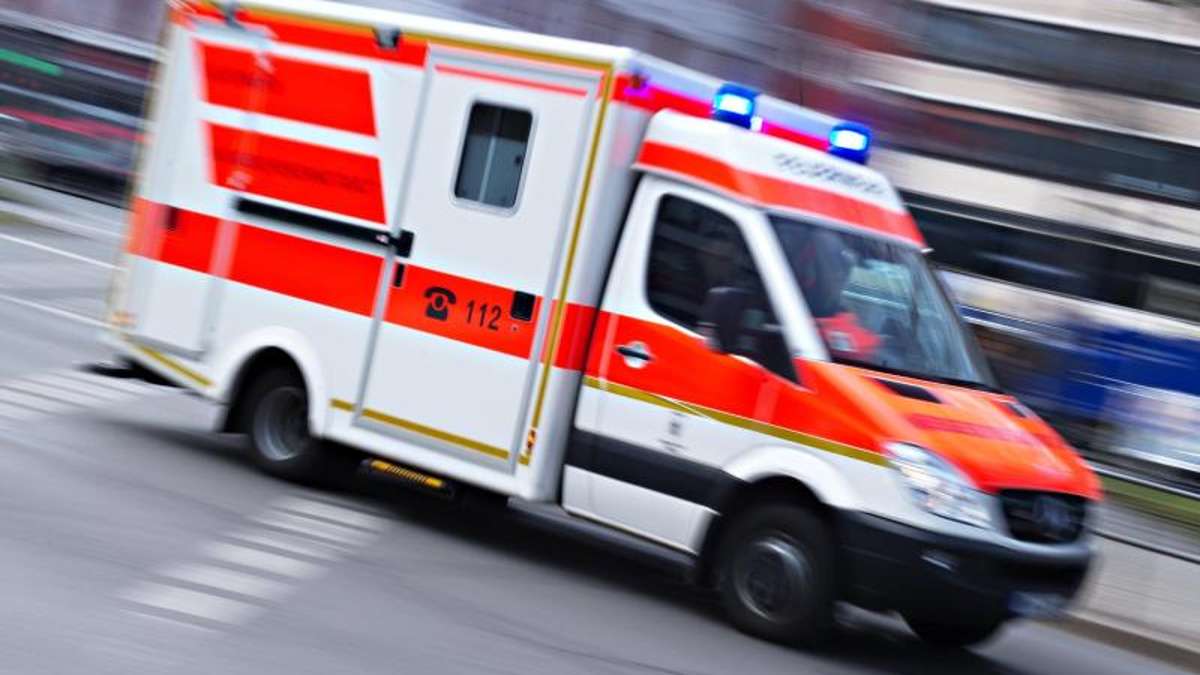 Thüringen: Auto prallt mit Lastwagen zusammen - zwei Schwerverletzte