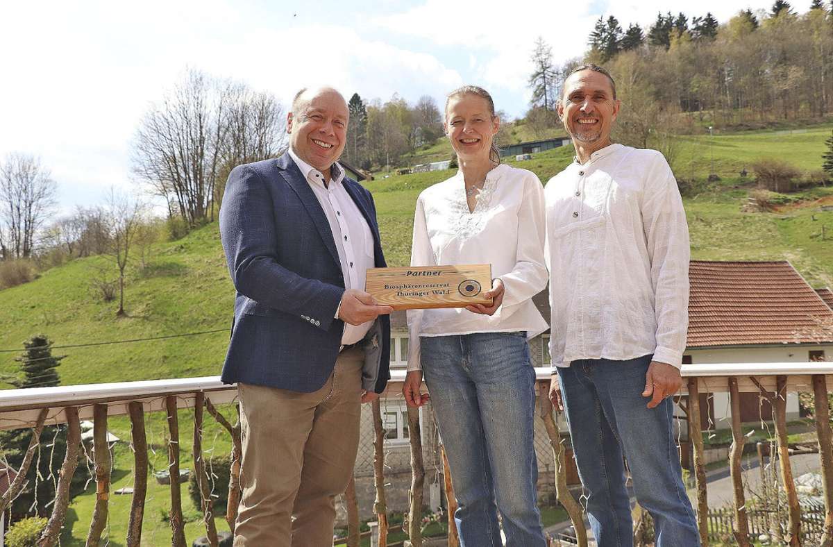 Heiko Schilling beglückwünscht Linda und Douw Cloete. Das Paar betreibt in Langenbach das Landferienhaus Linde. Foto: Anke Schmidt