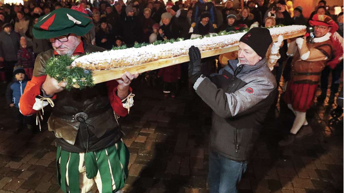 Zur Eröffnung des Herrscheklasmarktes gab einen vier Meter langen Stollen aus der Bäckerei Endter Asbach.