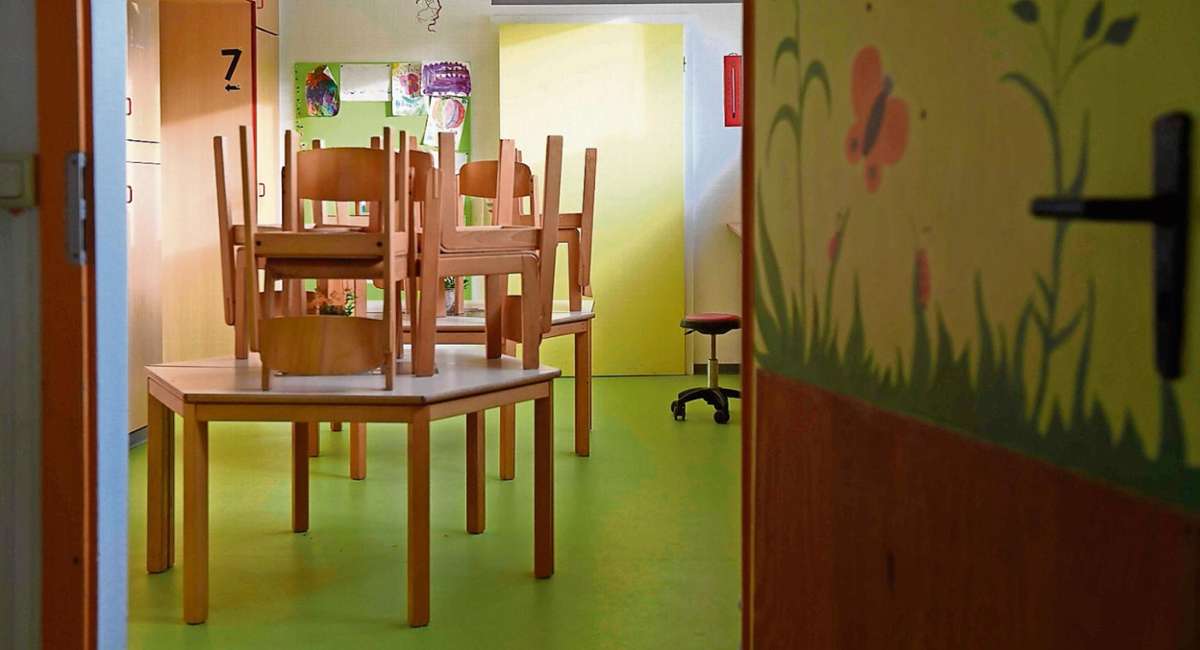 Stühle hoch: So wie alle anderen Kindergärten der Stadt Suhl hält auch die Kita Tausendfüßler nur noch eine Notgruppe offen. Foto: frankphoto.de Quelle: Unbekannt
