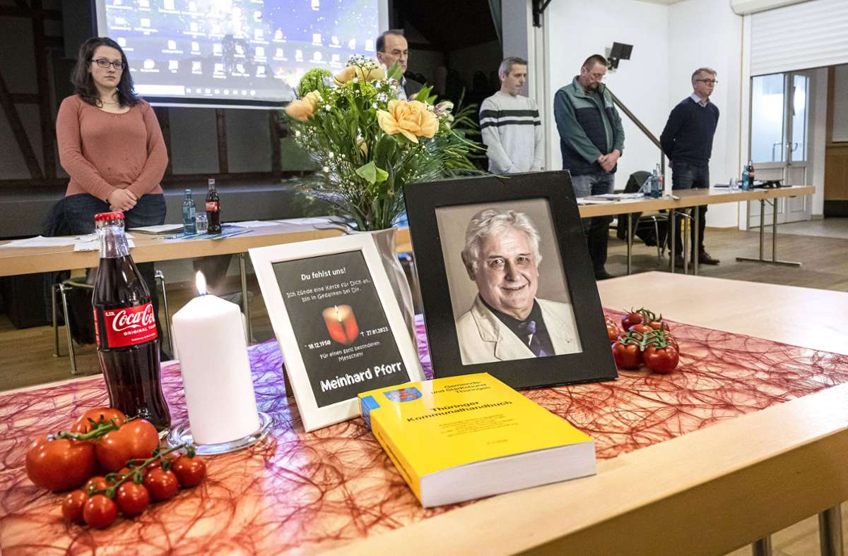 Der Platz von Meinhard Pforr blieb in der Ratssitzung leer. Zum Gedenken an den Verstorbenen hatte Elvira Fischer seinen Tisch würdevoll hergerichtet. Foto: Heiko Matz