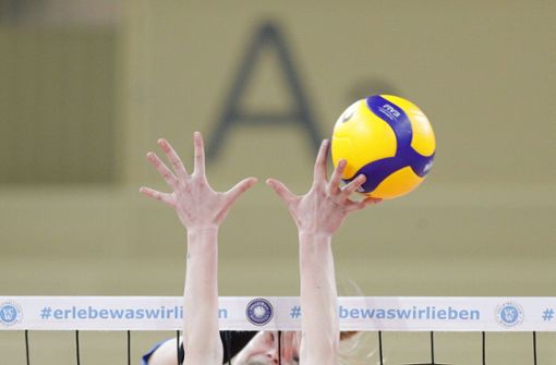 Eine Volleyballerin am Netz. Auf die Engmaschigkeit wird es an Aachen ankommen. Foto: Imag